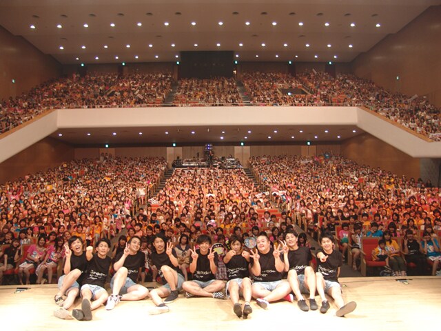 昨年2011年8月に開催された「トリオさん」の「8.9伝説の渋谷2000人ライブ」で客席とともに記念写真に収まるレギュラー3組。(c)テレビ朝日