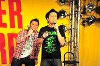 「どうかしてるぜ！」を渋く言い放つ吉田（中央）。