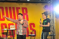 小杉（左）が「ヒーハー！」を叫ぶごとに、ステージ上には後光のように照明が光った。