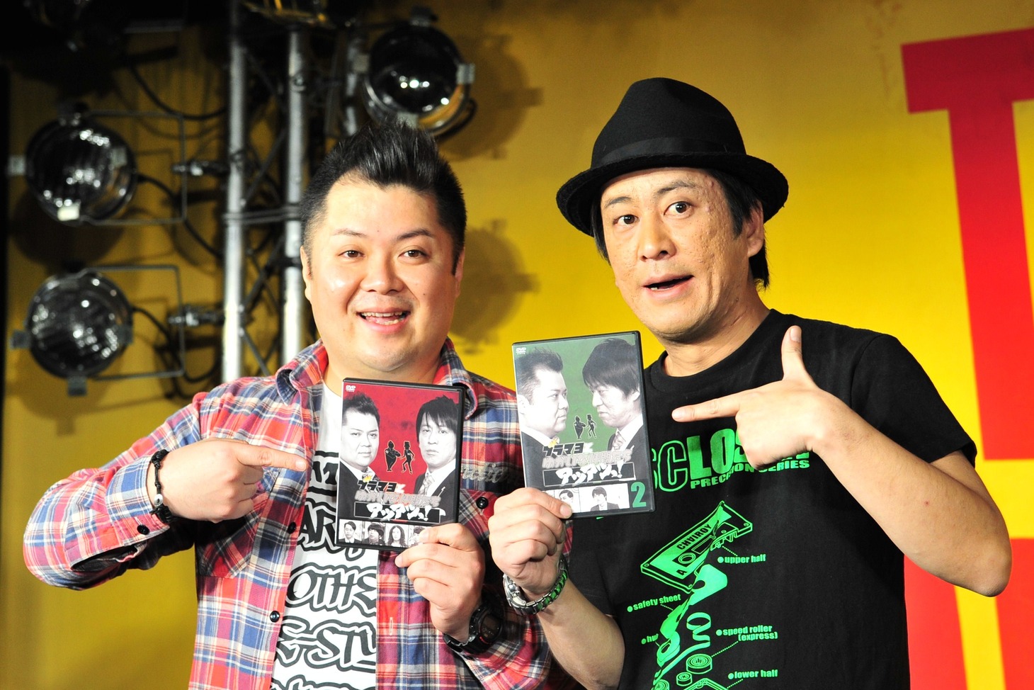 「ブラマヨとゆかいな仲間たち アツアツっ！」のDVD発売イベントに登場したブラックマヨネーズ。