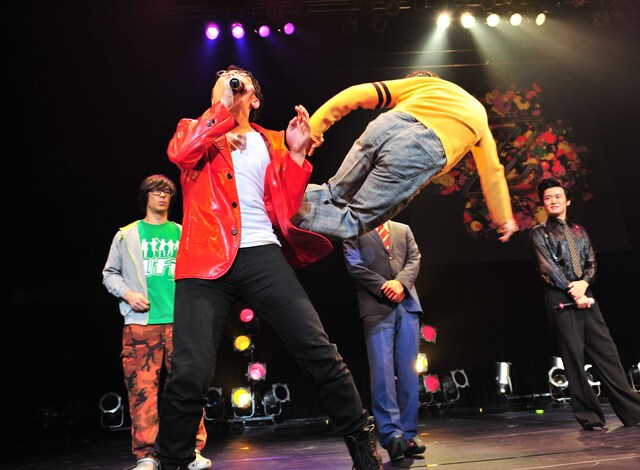 2012年2月29日発売「UFI ZEPP東京ファーストライブ完全版!! ～We　are　UFI!!!熱唱＆＠川島プロ乱入まで～」の一場面。この全貌はDVDでチェックしよう。