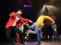 2012年2月29日発売「UFI ZEPP東京ファーストライブ完全版!! ～We　are　UFI!!!熱唱＆＠川島プロ乱入まで～」の一場面。