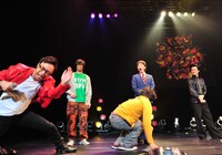 2012年2月29日発売「UFI ZEPP東京ファーストライブ完全版!! ～We　are　UFI!!!熱唱＆＠川島プロ乱入まで～」の一場面。