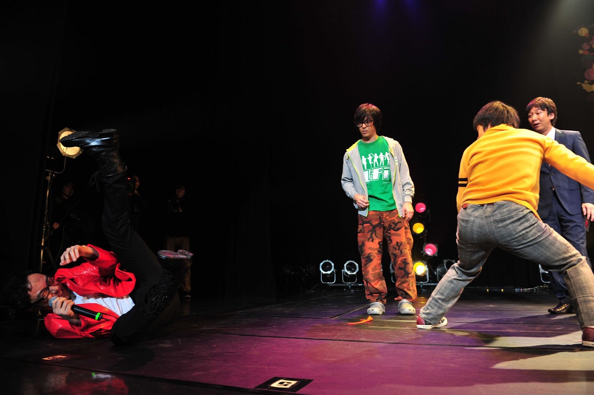 2012年2月29日発売「UFI ZEPP東京ファーストライブ完全版!! ～We　are　UFI!!!熱唱＆＠川島プロ乱入まで～」の一場面。
