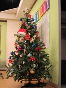 セットに飾られたクリスマスツリー。