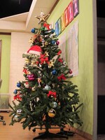 セットに飾られたクリスマスツリー。