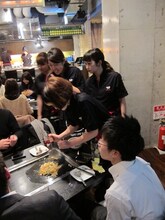 来客が注文したもんじゃを調理。最初に失敗したスパイク小川に代わり、松浦が挑戦。