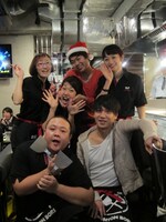 リニューアルオープンした東京・池袋「熱狂 道とん堀」に来店したジューシーズ、スパイク、横澤夏子。