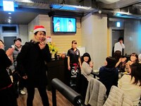 遅れてやってきた松橋。少しでも盛り上げようとサンタの格好で登場。