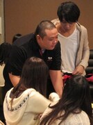 写真やサイン、来客からの質問にも気さくに答える芸人店員たち。