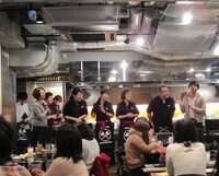 鉄板コミュニケーションをコンセプトとする「熱狂 道とん堀」。店員には現役のNSC東京生徒も。