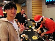 早速来客のもんじゃ焼きをやく松橋サンタ。料理が得意なだけに手際よく仕上げた。