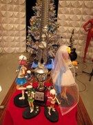 ニコ生でひとりが語った番組打ち上げセットの一部。スカイツリー、IQGトロフィー、「まさか☆マサコ」のフィギュアなどどれも力作。