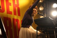 「清水ミチコのHAPPY CHRISTMAS＠TOWER RECORDS SHIBUYA」に登場し、笑いや音楽でファンにクリスマスプレゼントを届けた清水ミチコ。