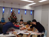 ニコニコ生放送「『ウレロ☆未確認少女』をみんなで見よう！」に出演した劇団ひとり、バカリズム、東京03、佐久間宣行プロデューサー。