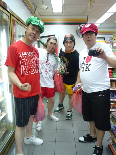 「バナナ炎外伝 ノープランロケ 炎のバンジーツアー」の「香港」編におけるバナナマンら「バナナ炎」一行。(c)2012バナナ炎パートナーズ