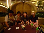 マカオのホテルでのバナナマン一行。(c)バナナ炎パートナーズ