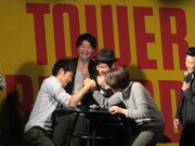 アームレスリング大会では、負けようとしない池田に対抗するため、村上が参加者に加勢。