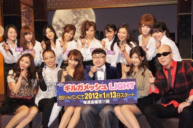 新番組「ギルガメッシュ LIGHT」の会見に出席したイジリー岡田（前列右から3人目）ほか出演者一同。