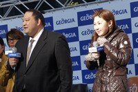 元大関・魁皇の浅香山親方と古閑美保選手（左から）。