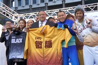 「『ジョージア 社会人の皆さん、今年もお疲れ様でした。』サンプリングPRイベント」の出席者たち。