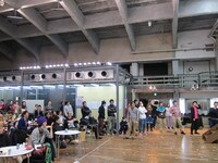 リハーサル会場の様子。舞台袖には、次の出番の芸人たちがスタンバイ。