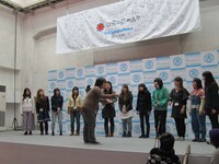 「笑いナシオンステージ」に出演する女芸人たち。笑いも盛り込まれた圧巻のステージに男性芸人たちも拍手。