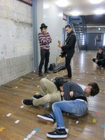 会場の隅では、暇を持て余した太田が尾形をロックオン。腹を噛む、舐めるなど力に任せてやりたい放題。ギター片手にそれをそっと見守る菅。