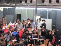 自分の出番まで待つ間は談笑したり、ほかの芸人たちの舞台を見たりして過ごしていた。