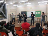 江崎、トンファー山西、あわよくば、デニス松下の、徳島出身芸人5人の見事な演舞は必見。