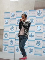 「ザ・完コピショー」に出演するトレンディエンジェル斉藤。見かけによらない歌の完璧ぶりに芸人たちは大爆笑。