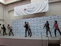 「笑いなしオンステージ」の一場面。どのチームも本番に向けて息の合ったところを見せつけた。