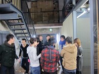 舞台から離れたところで練習をするチームも。