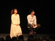 VTRを鑑賞する池田と稲垣。