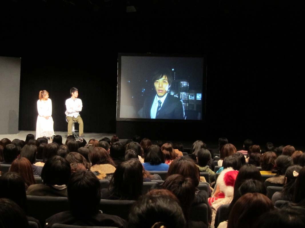 教師と生徒という関係に一度は諦めた2人だが、ついに結ばれた藤原先生と主人公。会場には涙する女性も。