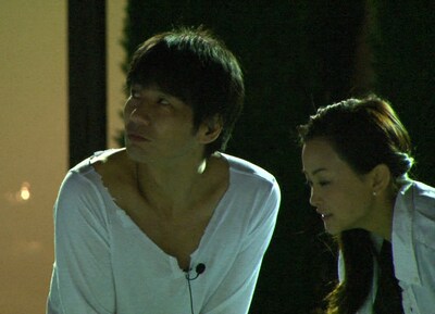 「男高橋40歳 本気のお見合いデート企画！」で鎖骨を見せながら奮闘するキングオブコメディ高橋（左）。