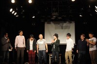 「ワタナベvsスラッシュパイル『ゲームセンター 表参道店』」の一場面。ザブングル松尾（左端）MCのもと、7名の芸人がゲーム対決を繰り広げた。