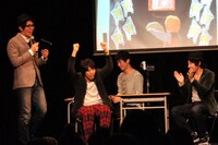 優勝を決めてガッツポーズするロッチ・コカド（左から2人目）。