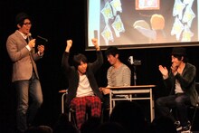 優勝を決めてガッツポーズするロッチ・コカド（左から2人目）。