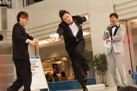 KOC2011決勝で披露した忍者コントを再現する秋山（中央）と馬場（左）。