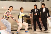 KOC2011決勝で披露したコント「キリンスマッシュ」を再現する2700八十島とツネ（左から）。