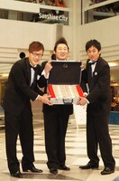 賞金1000万円を手にしたロバート。