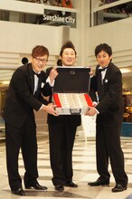 賞金1000万円を手にしたロバート。