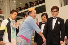 ロバート馬場（右）と小競り合いを見せたチョコレートプラネット松尾（中央）。