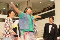 切れ味のあるダンスを一瞬披露したパンサー尾形（中央）。