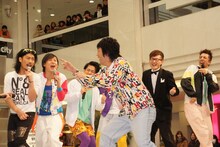 「ラブミートゥーザフューチャー」ゲームでイベント会場を翻弄した2700八十島（中央）。