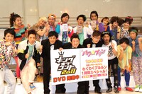 「キングオブコント2011 DVD発売記念 賞金1000万円授与式＆握手会」に登場したロバート（前列中央）と「パワー☆プリン」出演者たち。