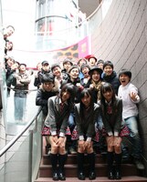 「5upよしもと カウントダウンイベント『なんば1日ジャック！』」開催記者会見を行った5upメンバーとNMB48メンバー。(c)吉本興業