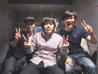 DVD-BOX「ウレロ☆未確認少女」コメンタリー収録の様子。写真は第1話担当の劇団ひとり、バカリズム、オークラ。