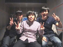 DVD-BOX「ウレロ☆未確認少女」コメンタリー収録の様子。写真は第1話担当の劇団ひとり、バカリズム、オークラ。